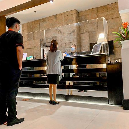 מונטינלופה The B Hotel Alabang מראה חיצוני תמונה