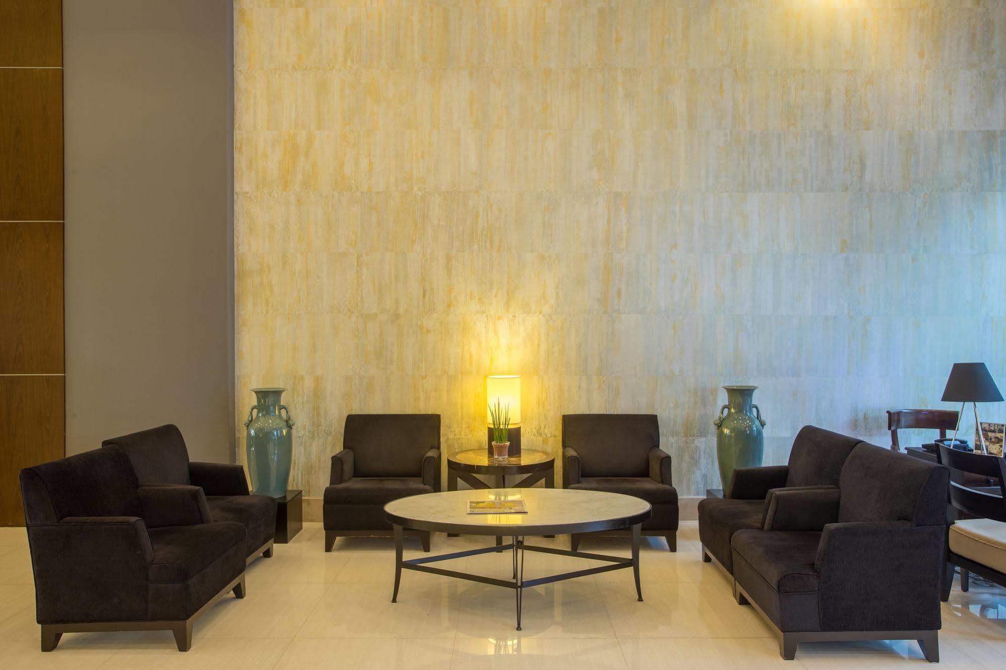 מונטינלופה The B Hotel Alabang מראה חיצוני תמונה