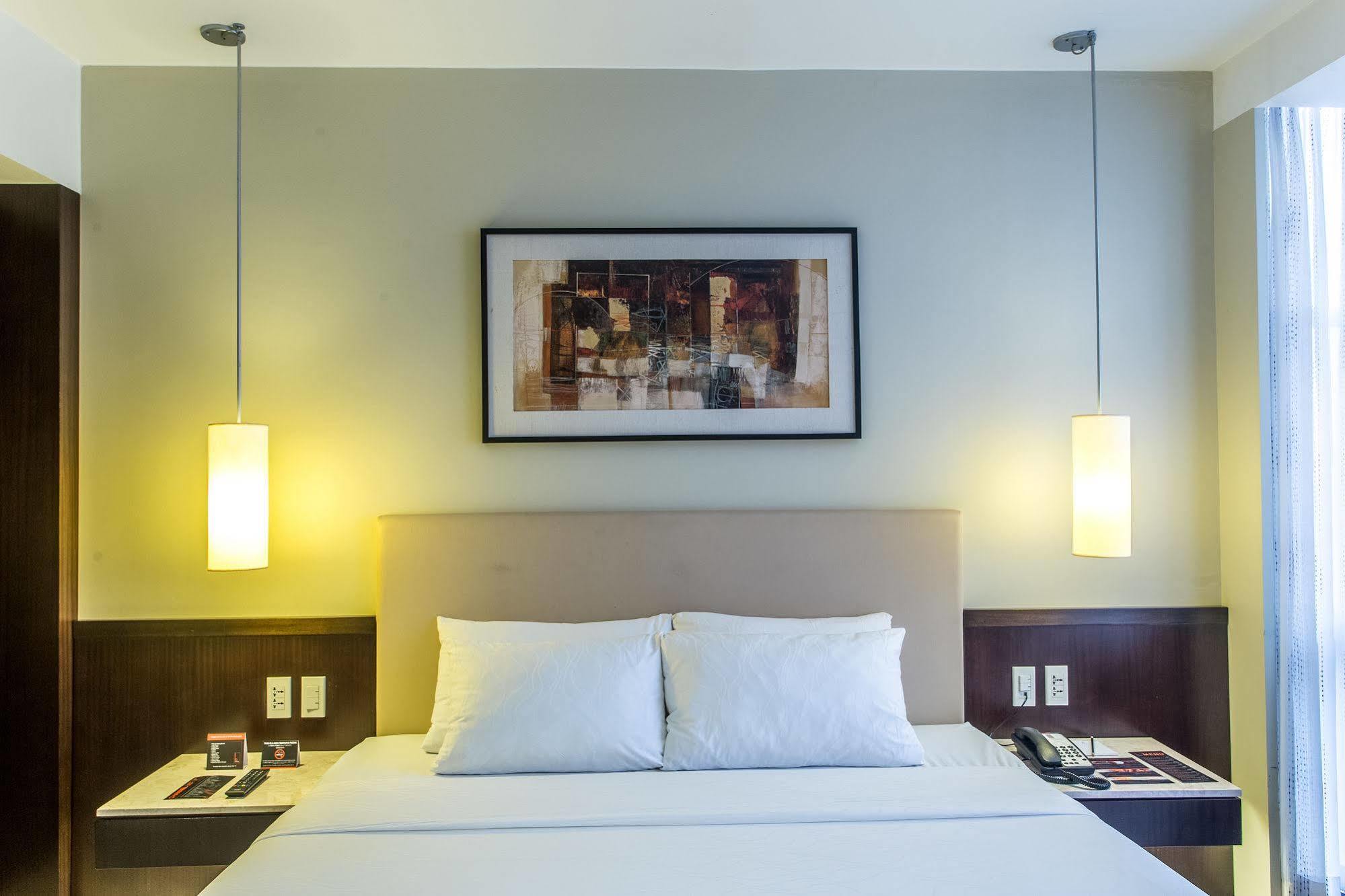 מונטינלופה The B Hotel Alabang מראה חיצוני תמונה