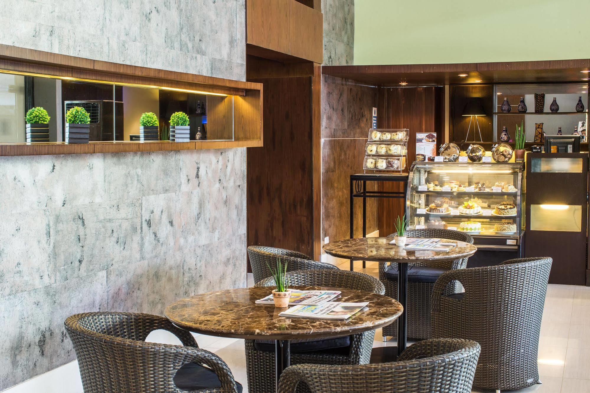 מונטינלופה The B Hotel Alabang מראה חיצוני תמונה