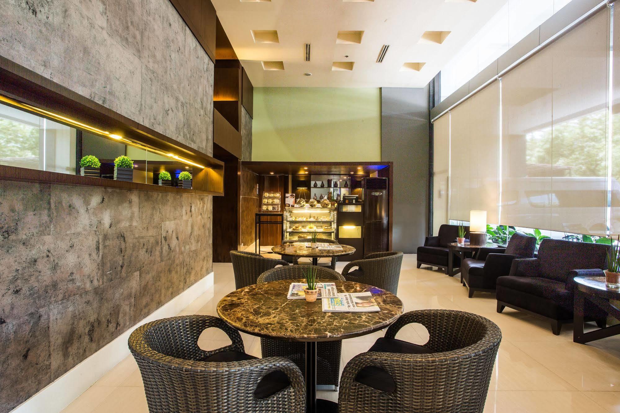 מונטינלופה The B Hotel Alabang מראה חיצוני תמונה