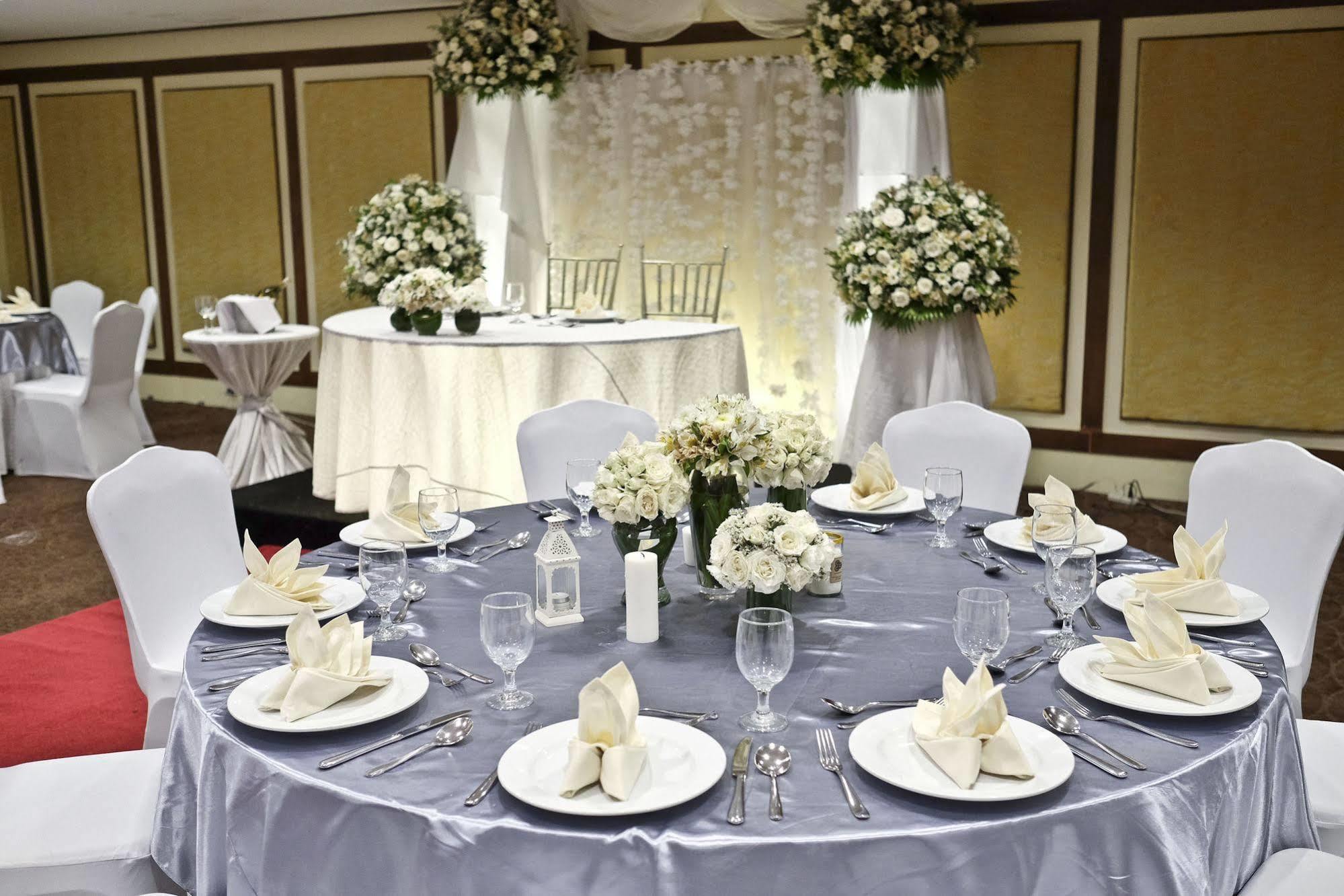 מונטינלופה The B Hotel Alabang מראה חיצוני תמונה
