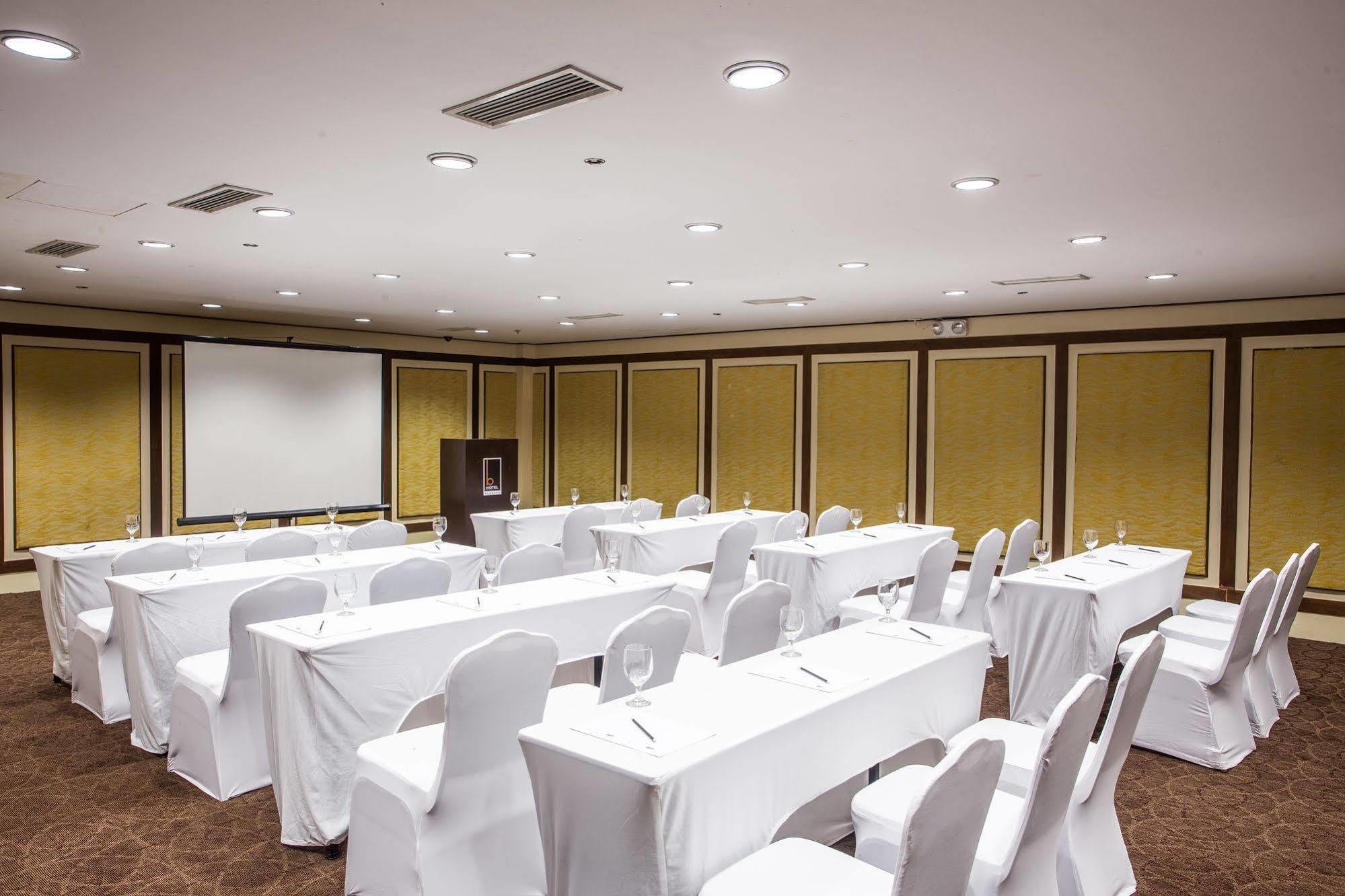 מונטינלופה The B Hotel Alabang מראה חיצוני תמונה